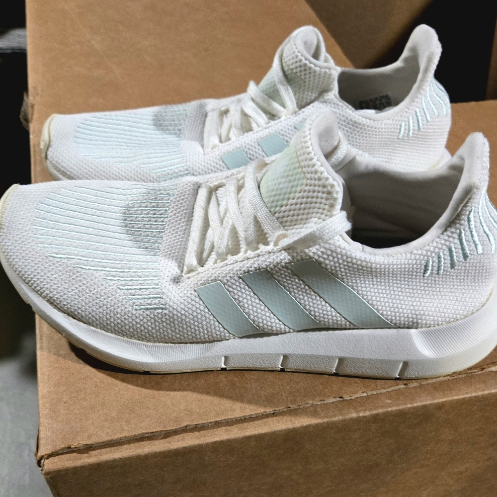 Adidas Swift Run - image 2